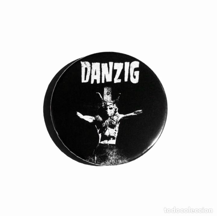 M&uacute;sica de colecci&oacute;n: DANZIG - SKULLMAN ON CROSS CHAPA 59mm (CON IMPERDIBLE) - HEAVY METAL HARD ROCK