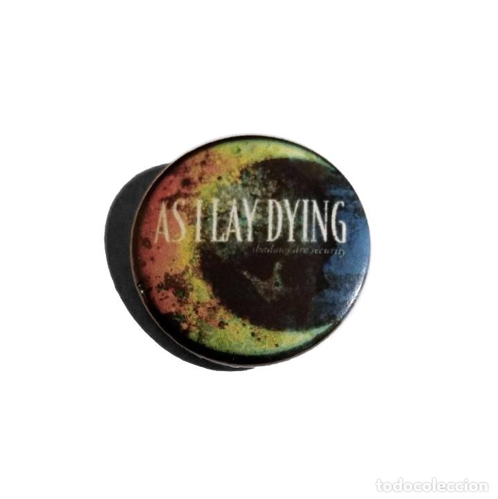M&uacute;sica de colecci&oacute;n: AS I LAY DYING - SHADOWS ARE SECURITY CHAPA 31mm (CON IMPERDIBLE) - METALCORE