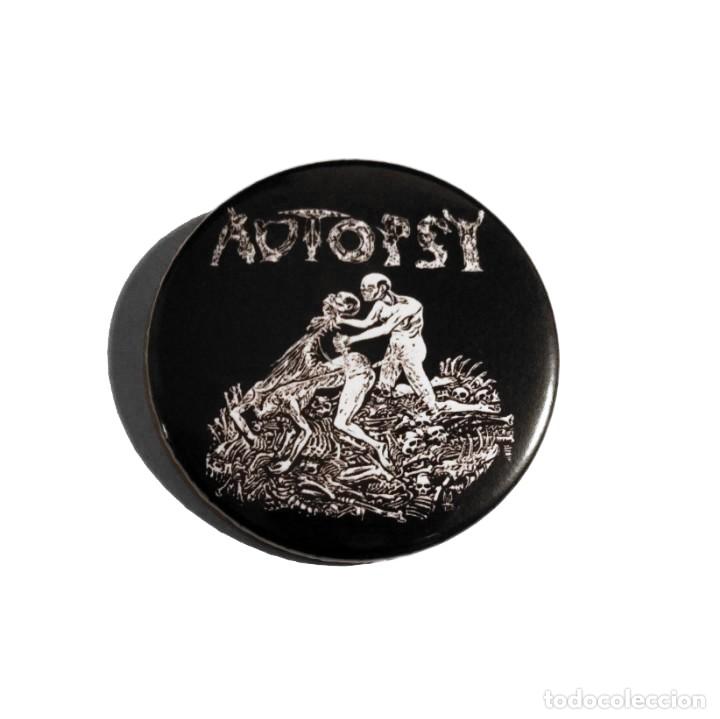 M&uacute;sica de colecci&oacute;n: AUTOPSY - VOMIT ON THE NEAREST ASSHOLE CHAPA 59MM (CON IMPERDIBLE) - DEATH METAL