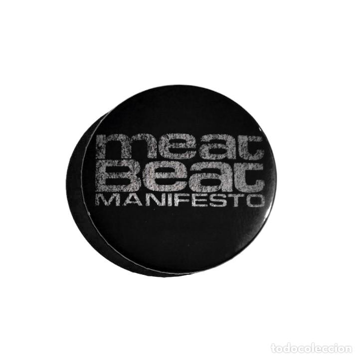 Musiksammlung: MEAT BEAT MANIFESTO - LOGO CHAPA 59MM (CON IMPERDIBLE) - ELECTRONICA INDUSTRIAL
