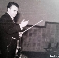 Música de colección: FOTOGRAFÍA ORIGINAL ENSAYO DEL VIOLINISTA POLACO HENRYK SZERYNG, 1956 , CON SU STRADIVARI. GIRA AMÉR. Lote 400908674