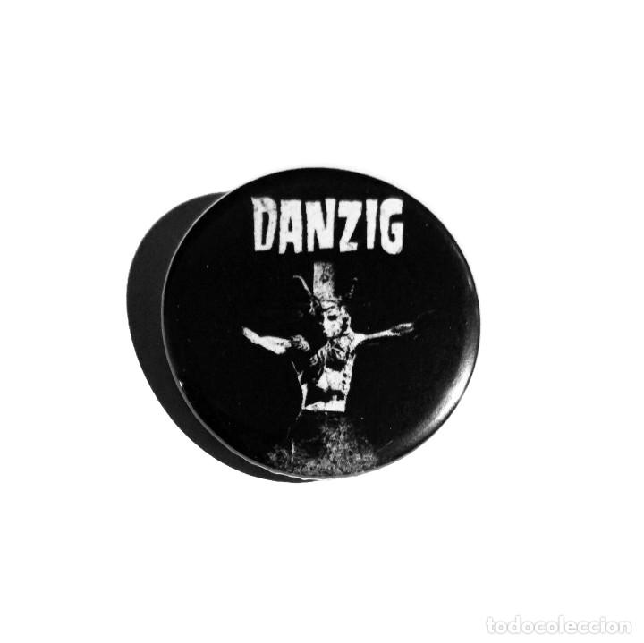 Collectible Music: DANZIG - SKULLMAN ON CROSS CHAPA 31mm (CON IMPERDIBLE) - HEAVY METAL HARD ROCK