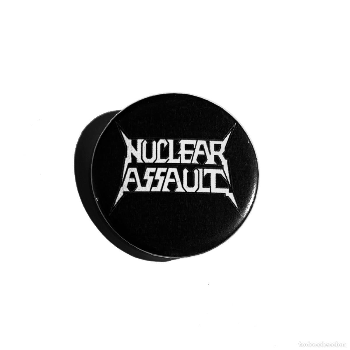 M&uacute;sica de colecci&oacute;n: NUCLEAR ASSAULT - LOGO CHAPA 31mm (CON IMPERDIBLE) - THRASH METAL