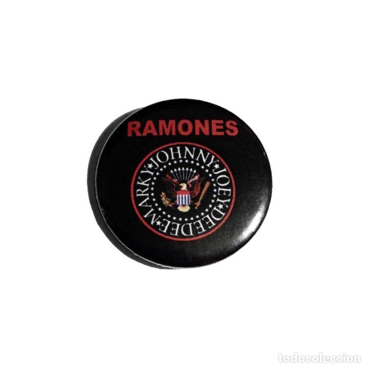 Collectible Music: RAMONES - LOGO CHAPA 31mm (CON IMPERDIBLE) - PUNK ROCK