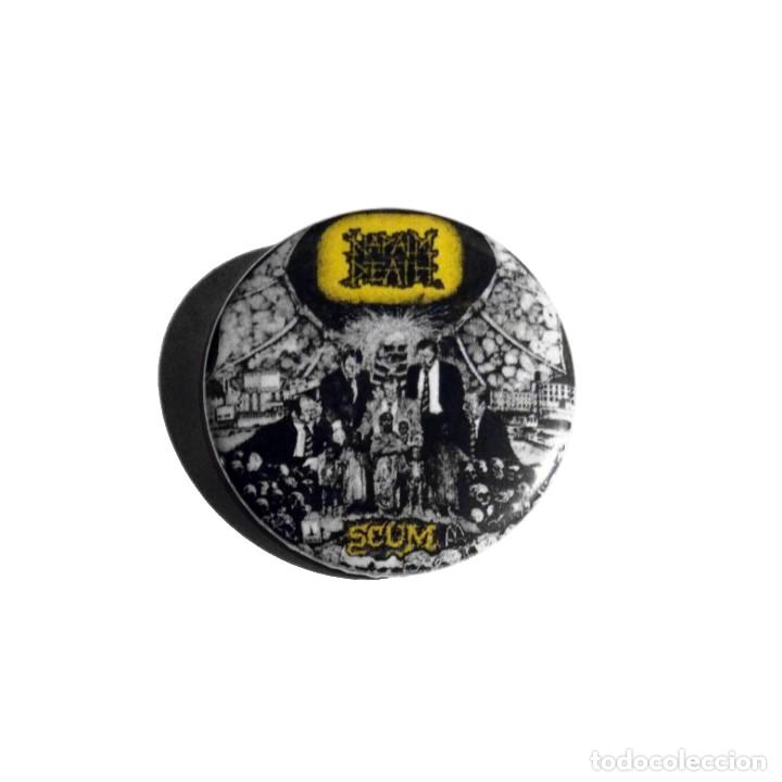 M&uacute;sica de colecci&oacute;n: NAPALM DEATH - SCUM CHAPA 31MM (CON IMPERDIBLE) - GRINDCORE