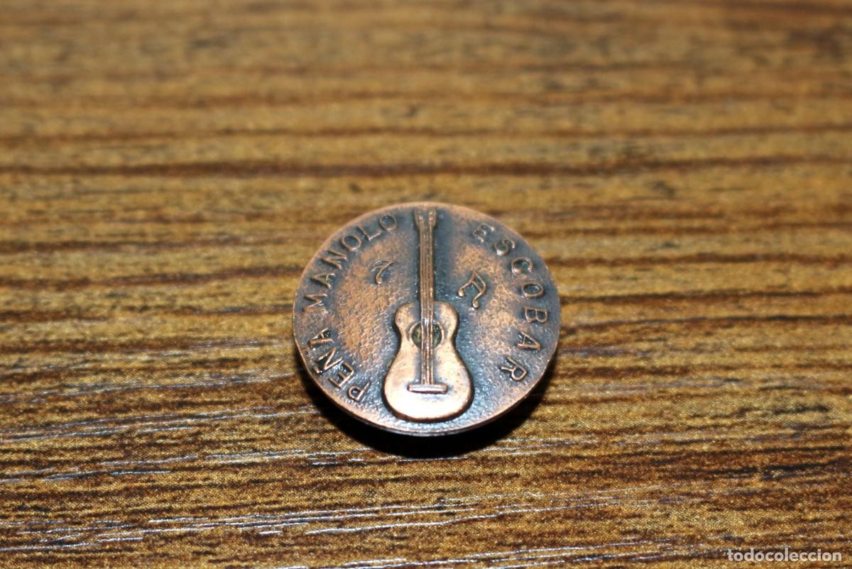 Musique de collection: Antigua insignia para ojal Pe&ntilde;a Manolo Escobar - 2 cm de di&aacute;metro