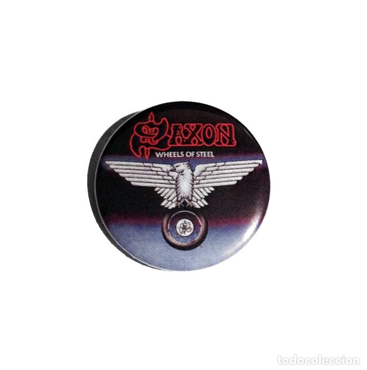 M&uacute;sica de cole&ccedil;&atilde;o: SAXON - WHEELS OF STEEL CHAPA 31mm (CON IMPERDIBLE) - HEAVY METAL