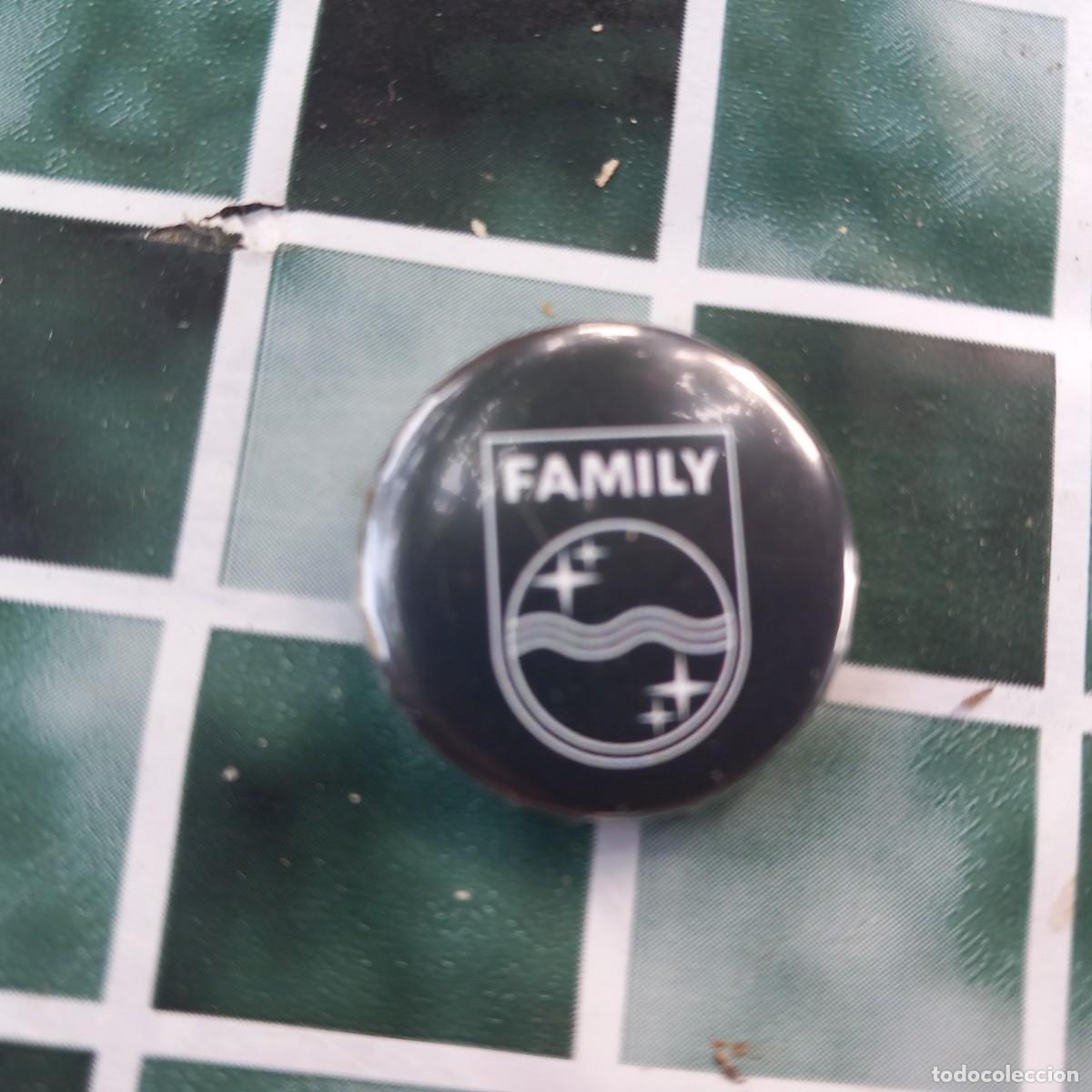 Musique de collection: Family - Chapa pin conmemorativa 20 aniversario Un Soplo En El Coraz&oacute;n (Elefant, 2014)