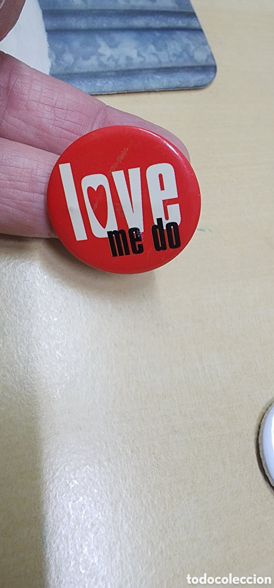 M&uacute;sica de colecci&oacute;n: THE BEATLES: Antiguo bot&oacute;n chapa a&ntilde;os 70s &rdquo;Love me do&rdquo; pieza vintage de colecci&oacute;n y otra de regalo-
