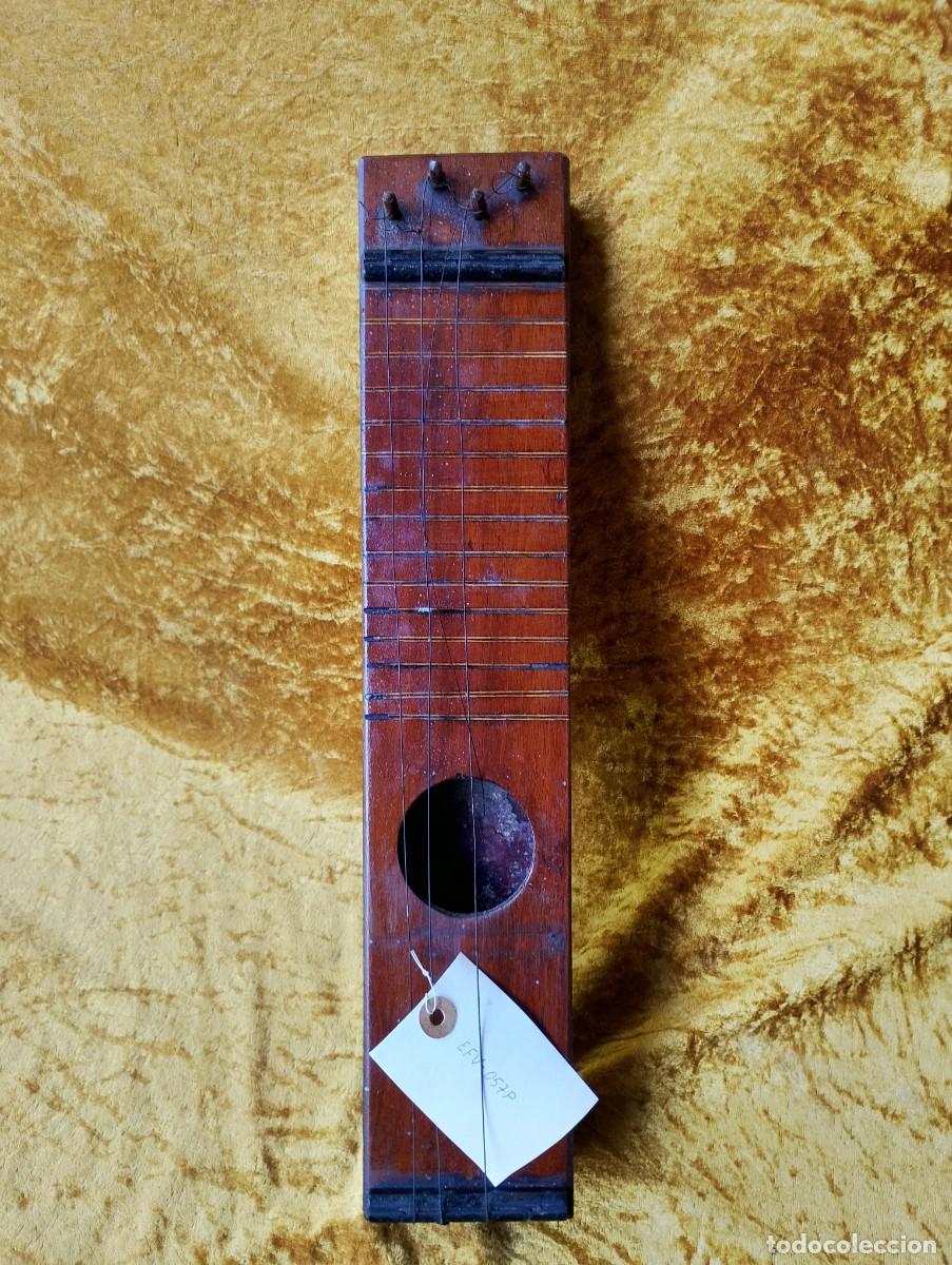 M&uacute;sica de colecci&oacute;n: M&aacute;stil de guitarra que es caja de resonancia: curioso instrumento musical -supongo did&aacute;ctico pues