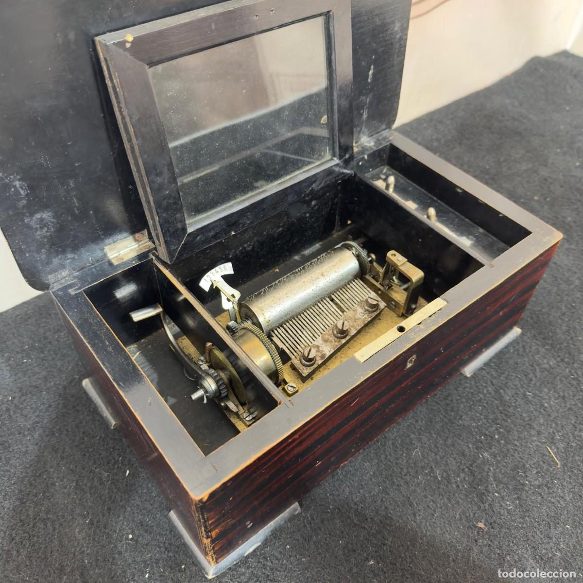 M&uacute;sica de colecci&oacute;n: Caja de m&uacute;sica de cilindro de caoba francesa y pintada de principios del siglo XX