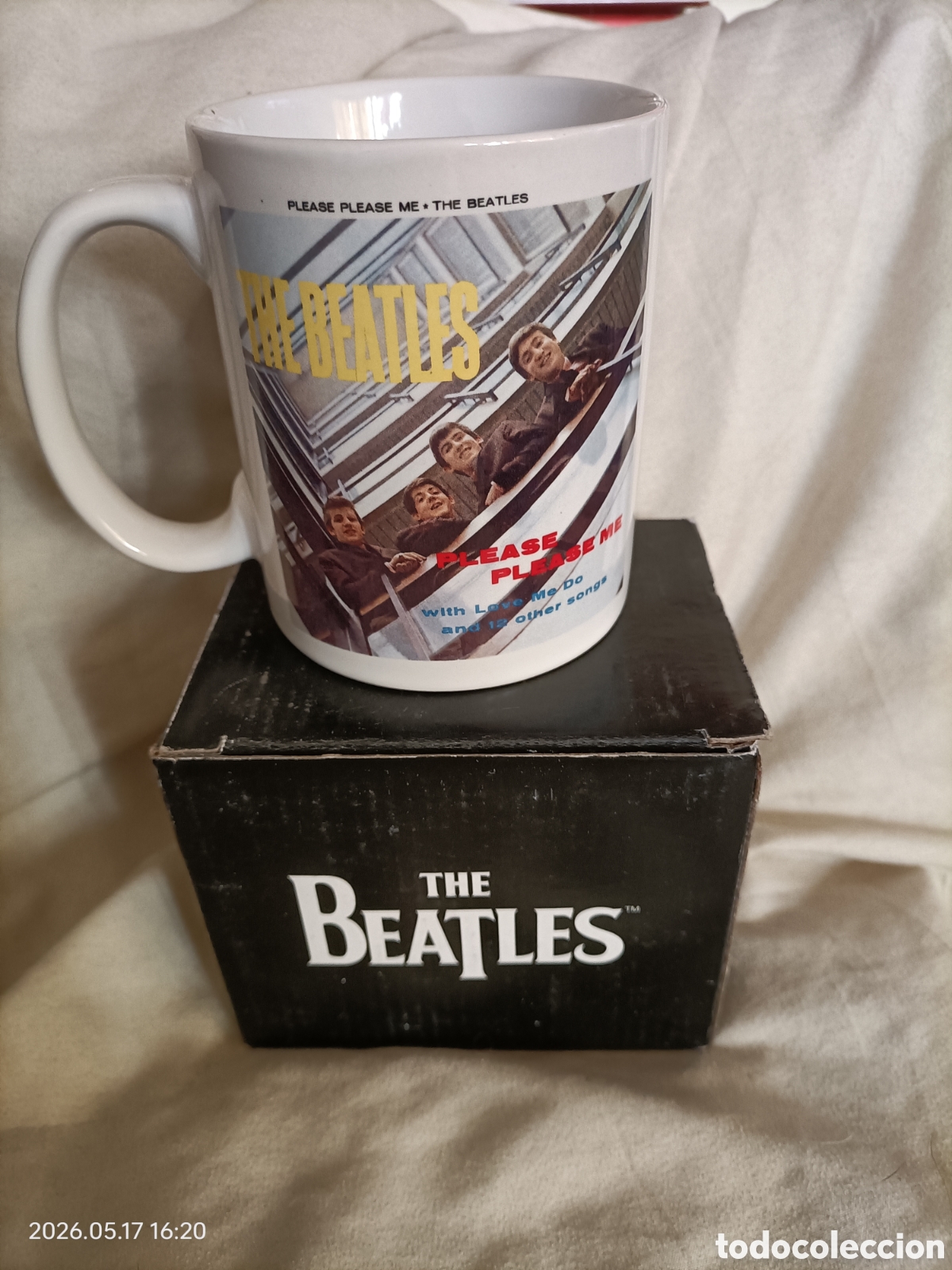 M&uacute;sica de colecci&oacute;n: Taza con dise&ntilde;o de la ic&oacute;nica banda The Beatles, inspirada en su &aacute;lbum Please Please Me.