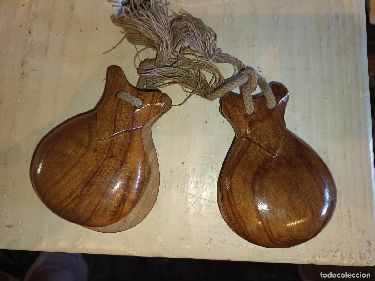 M&uacute;sica de colecci&oacute;n: PAREJA DE CASTA&Ntilde;UELAS EN MADERA - CON CORDONES,