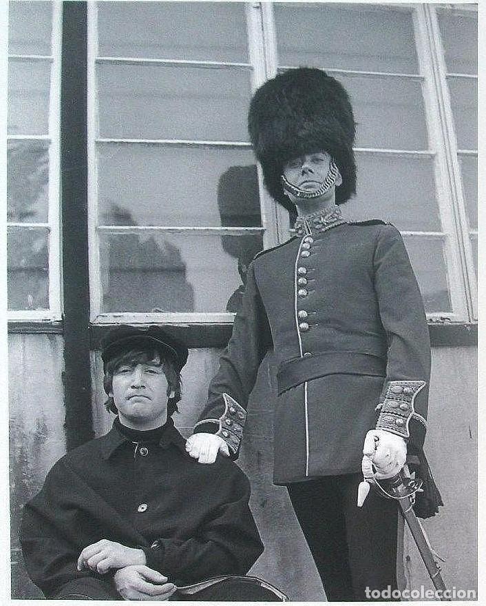 M&uacute;sica de colecci&oacute;n: The Beatles: John Lennon&rdquo; film de Lester 1965 Help! toma fotogr&aacute;fica en descanso de filmaci&oacute;n-