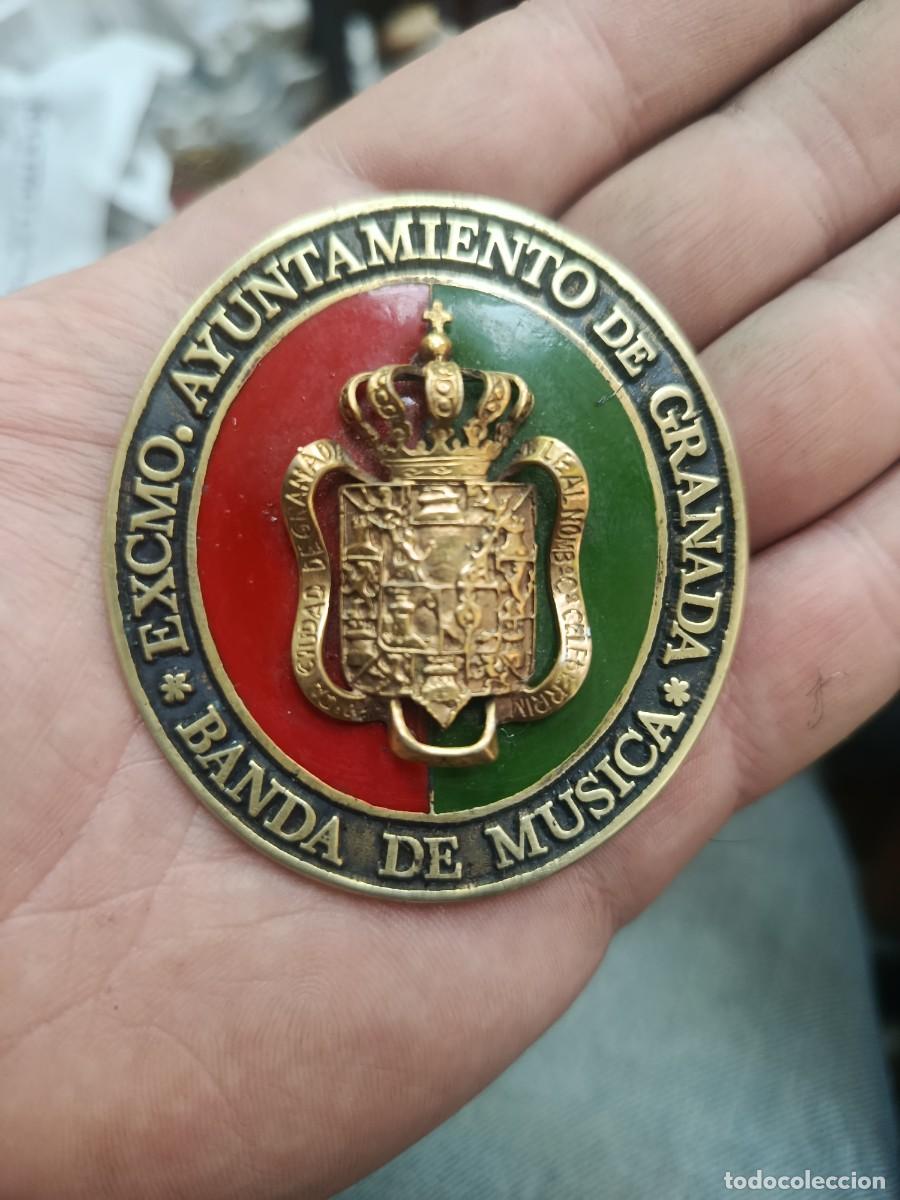 M&uacute;sica de colecci&oacute;n: Emblema-escudo met&aacute;lico antiguo banda de m&uacute;sica de Granada