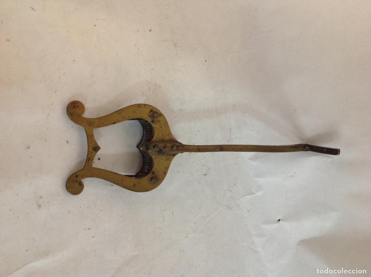 M&uacute;sica de colecci&oacute;n: Soporte para partitura en forma de arpa de bronce. Ffs s XIX