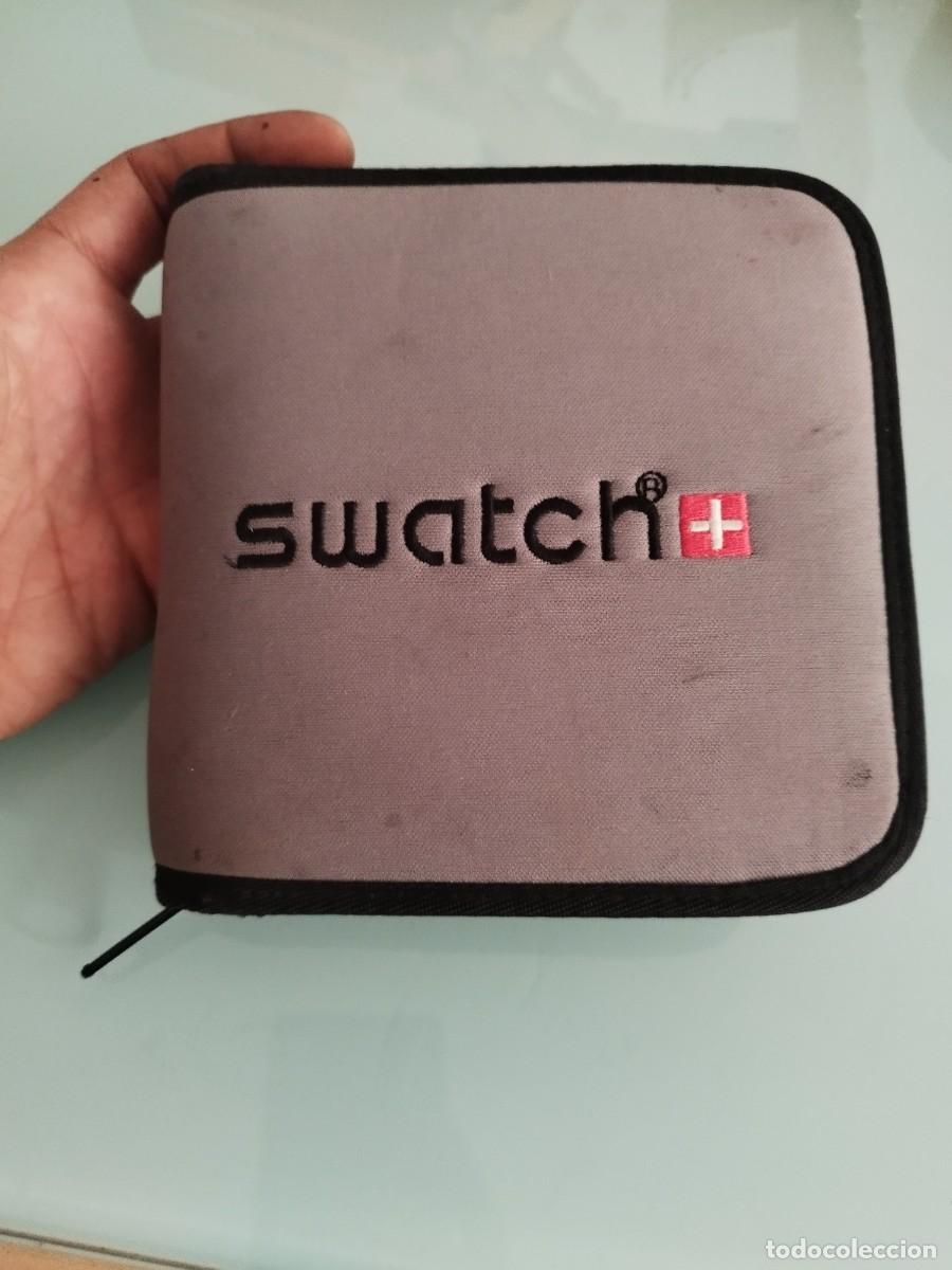 M&uacute;sica de colecci&oacute;n: Estuche porta 24 CDs. de la marca Swatch en color gris con el logotipo en relieve. Bordado.