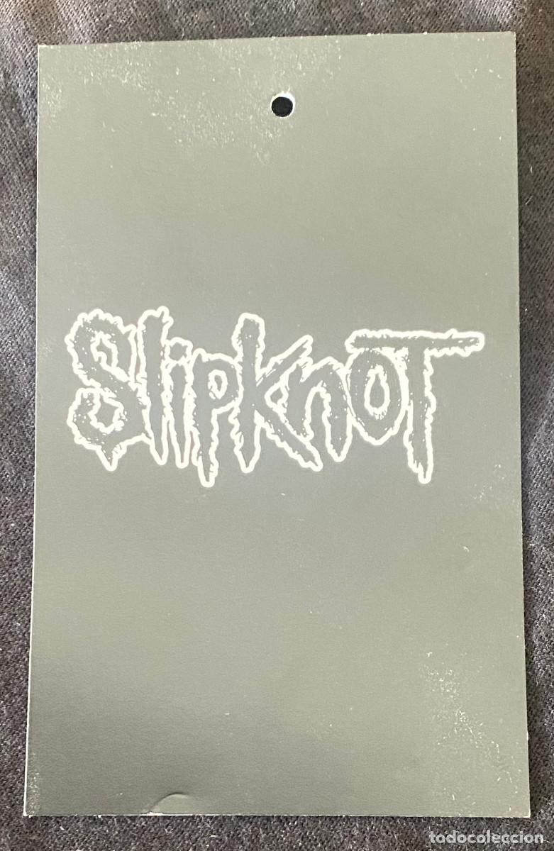 M&uacute;sica de colecci&oacute;n: Peque&ntilde;a tarjeta o etiqueta de art&iacute;culo de merchandising oficial de grupo de metal Slipknot.