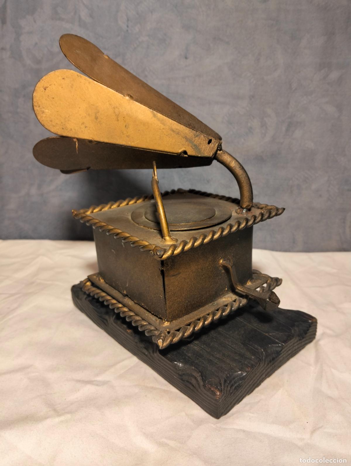 M&uacute;sica de cole&ccedil;&atilde;o: Toca-discos antiguo figura escultura de tocadiscos de metal color dorado peana de madera