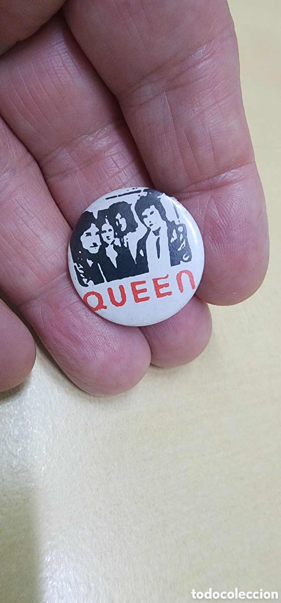 M&uacute;sica de colecci&oacute;n: Queen : chapa muy antigua con pase aguja espa&ntilde;ola a&ntilde;os 80s coleccion (Beatles) rareza