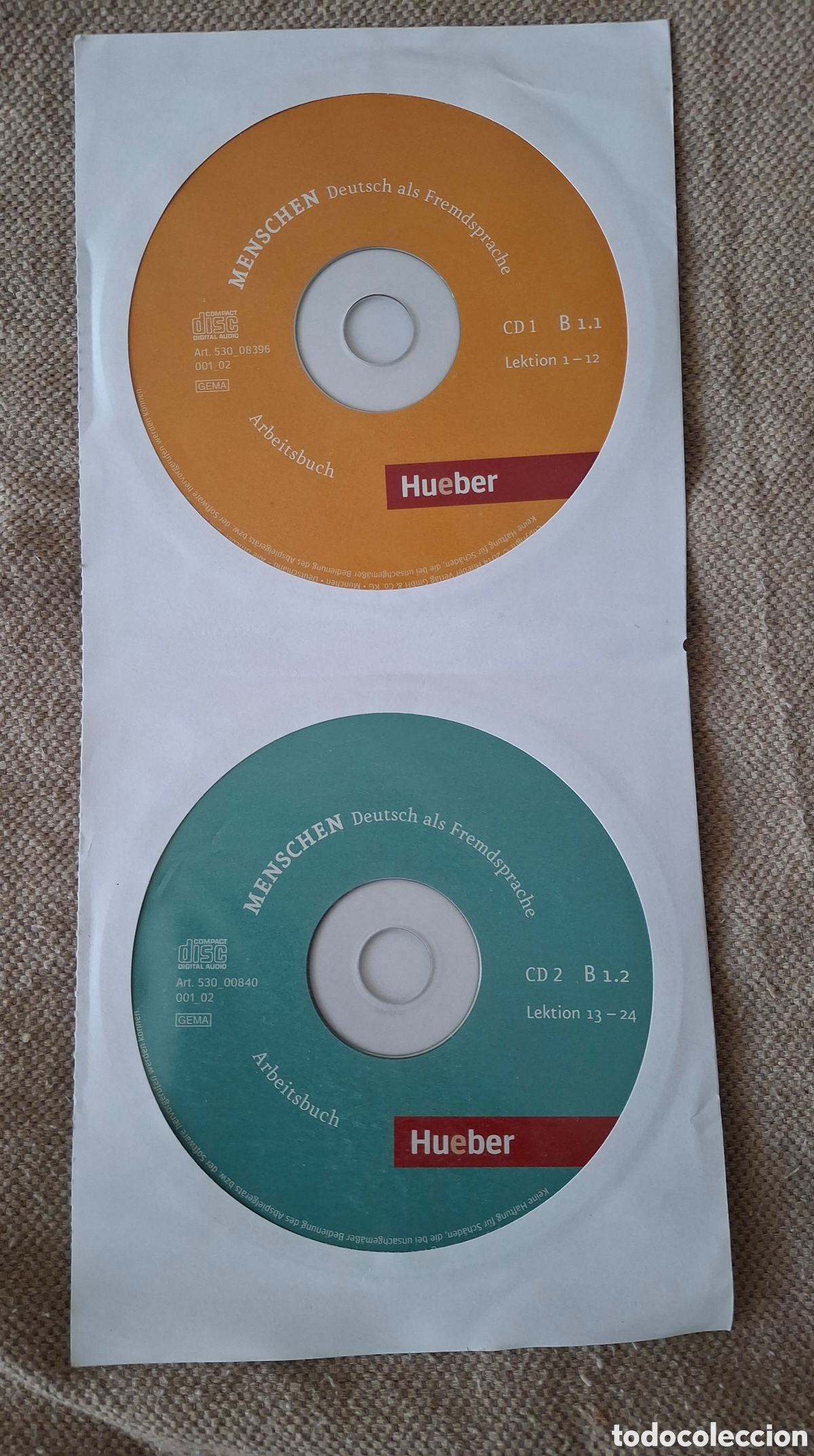 M&uacute;sica de colecci&oacute;n: Dos discos de audio (CD 1 y CD 2) del Arbeitsbuch (cuaderno de ejercicios) del m&eacute;todo de alem&aacute;n