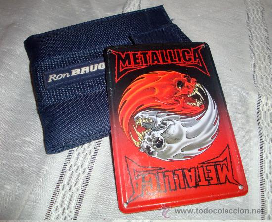 Fotos de Cantantes: Cartera publicidad Ron Brugal, y chapa de lata del grupo Met&aacute;lica