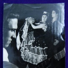 Fotos de Cantantes: FOTO ORIGINAL DE ARTISTAS. AMPARO Y MANOLO, GUITARRISTA CARLOS RAMOS. AÑOS 50.. Lote 42186491