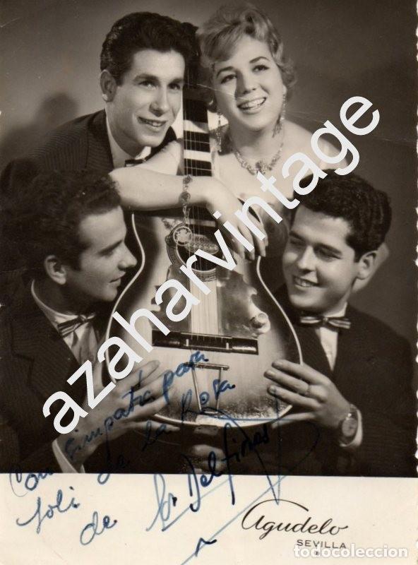 Photos of Singers: FOTOGRAFIA ORIGINAL AUTOGRAFIADA DEL GRUPO MUSICAL LOS DELFINES, 88X120MM