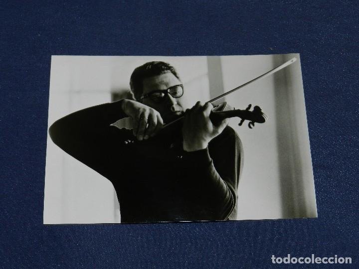 Photos of Singers: (M) VIOLINISTA , WOLFGANG SCHNEIDERHAN  FOTOGRAFIA PROMOCIONAL , 18 X 12'5 CM, BUEN ESTADO