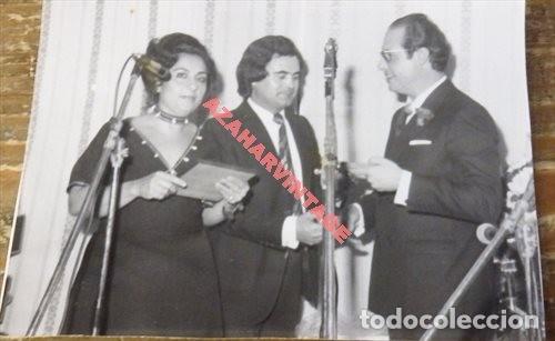 Fotos de cantantes: CORIA DEL RIO, EL PRESIDENTE DE LOS PEREGRINOS Y LOLI MARTINEZ LA CANASTERA, 115X80MM