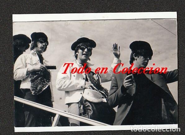 Fotos de Cantantes: LOS BEATLES: LLEGANDO EN EL PRAT DE BARCELONA-1965- RARA TOMA- COPIA DE ORIGINAL: