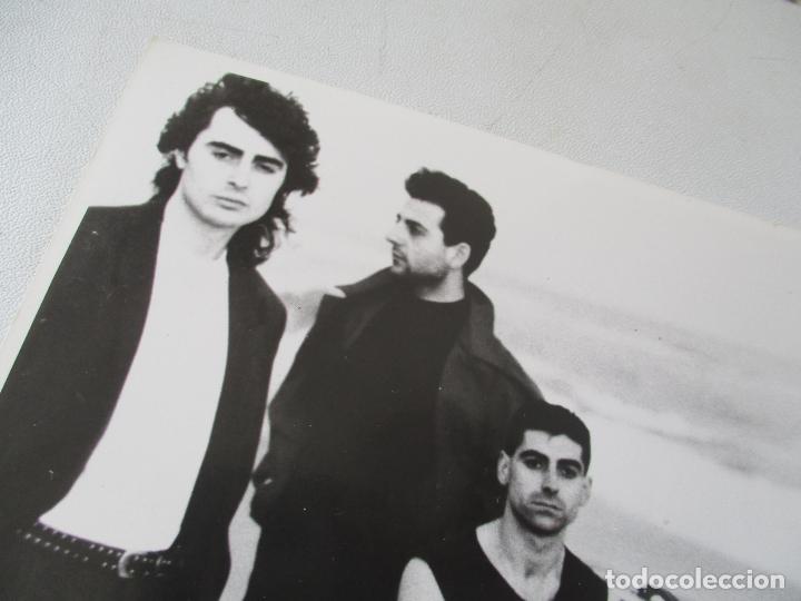 Photos of Singers: FOTO DE: SPLIT CAMERAS.- 18 X 23.5 CM.