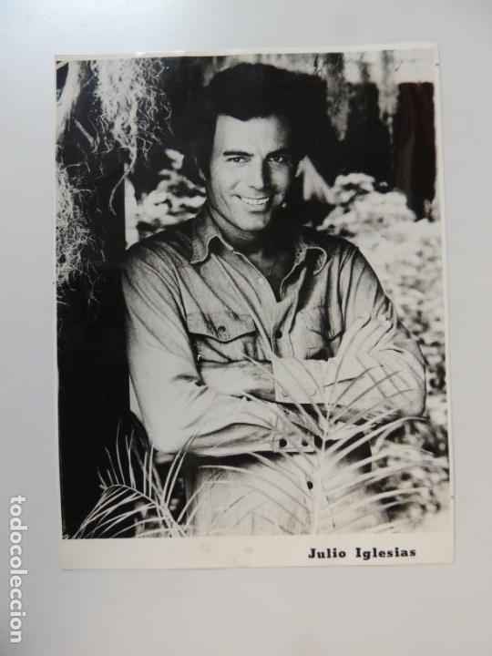 Fotos de Cantantes: julio iglesias - foto original b/n prensa 1975 - 18x24 cm