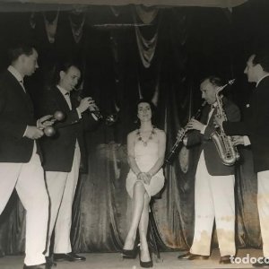 1963 Conchita Pérez de Soto con su conjunto de Música Moderna 13x18 cm