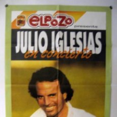 Fotos de Cantantes: JULIO IGLESIAS. CARTEL ORIGINAL PROMOCIONAL, 1992. 72X107 CMS. CON PUBLICIDAD DE EL POZO.. Lote 178631202