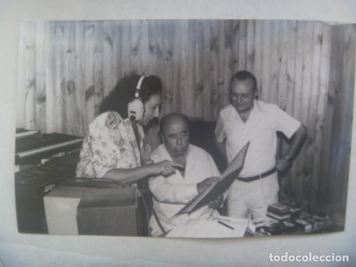 Fotos von Musikern: FOTO CANTANTE DE COPLA MACARENA DEL RIO Y MAESTRO JUAN SOLANO EN PLENA GRABACION .. 10,5 X 17 CM