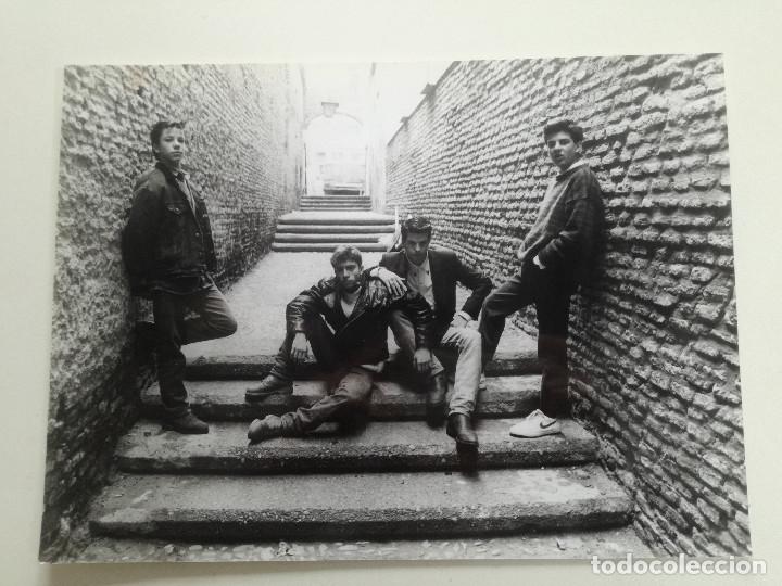 Photos de Chanteurs et Chanteuses: PARACHOKES // FOTOGRAFIA ORIGINAL PROMOCION POLYGRAM 1990 //GRAN TAMA&Ntilde;O 22.5X30.5cm// ROCK SEVILLANO