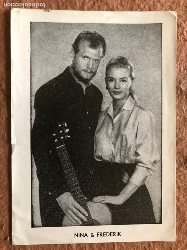 Fotos de Cantores: NINA & FREDERICK &ldquo;ESCUCHANDO EL OC&Eacute;ANO&rdquo; (1960). FOTOGRAF&Iacute;A EN PAPEL OBSEQUIO REVISTA FLORITA.
