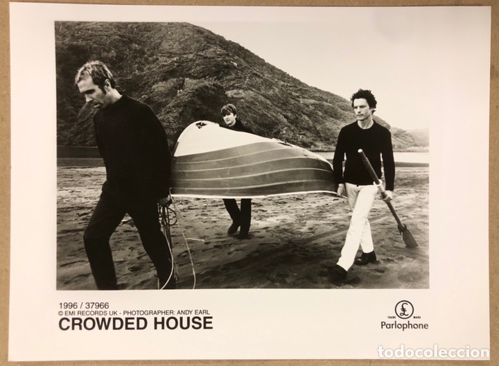 Fotos de Cantantes: CROWDED HOUSE. FOTOGRAF&Iacute;A ORIGINAL PROMOCIONAL DISCOGR&Aacute;FICA PARLOPHONE/EMI RECORDS (1996).