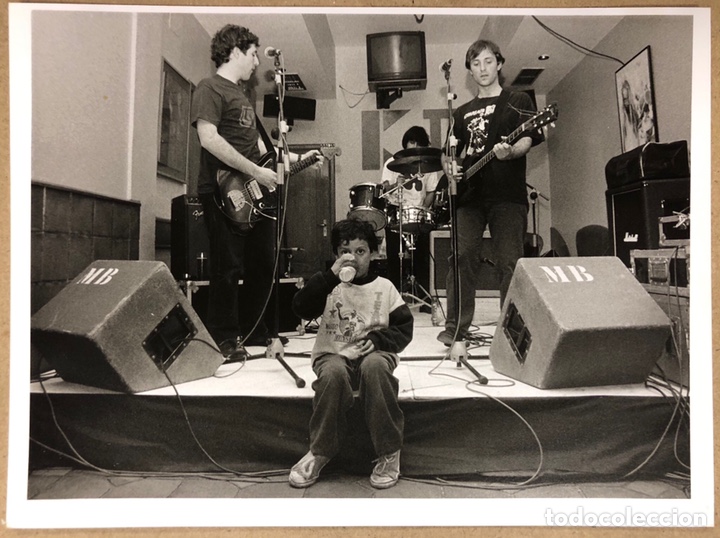 EL INQUILINO COMUNISTA. FOTOGRAFÍA ORIGINAL EN B/N, CONCIERTO BAR K-2 (BILBAO), 1995. (Música - Fotos y Postales de Cantantes)