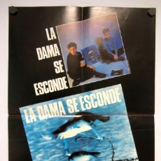 Fotos de Cantantes: LA DAMA SE ESCONDE. ARMARIOS Y CAMAS (1986). CARTEL ORIGINAL PROMOCIONAL DEL ALBÚM.. Lote 211519624