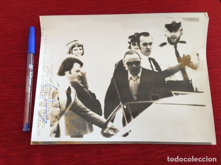 Fotos de Cantantes: F10125 FOTO FOTOGRAFIA ORIGINAL DE PRENSA FRANK SINATRA BARBARA MARX EN AUSTRALIA (7-11-1974)