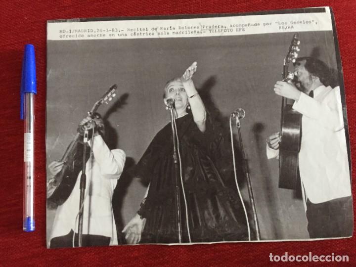 Fotos de Cantantes: F11592 FOTOCOPIA FOTO FOTOGRAFIA ORIGINAL DE PRENSA MARIA DOLORES PRADERA LOS GEMELOS (24-3-1983)