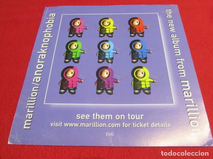 Fotos von Musikern: MARILLION ANORAKNOPHOBIA POSTER PROMOCIONAL DE CARTON