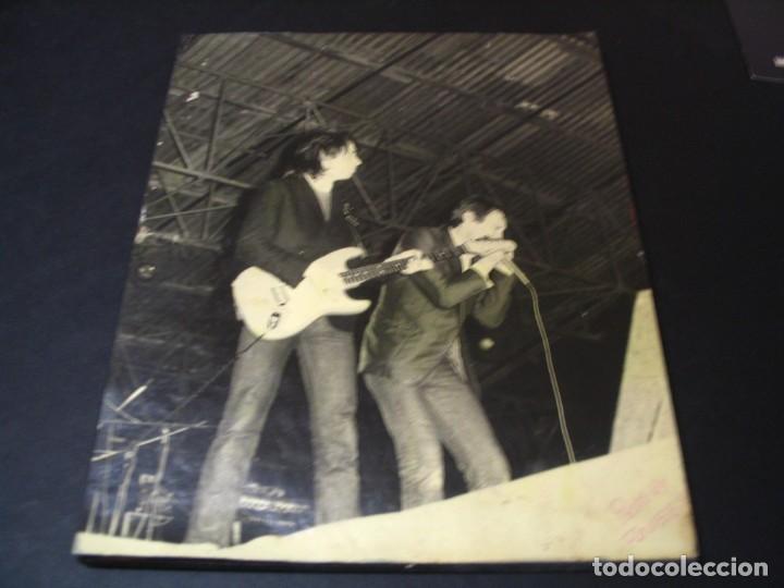 Photos of Singers: DOCTOR FEELGOOD FOTO EN MADERA 30X24 FLOWERS WILKO JOHNSON LEE BRILLEAUX