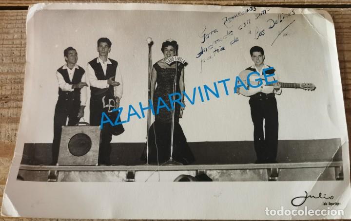 Photos de Chanteurs et Chanteuses: FOTOGRAFIA ORIGINAL AUTOGRAFIADA DEL GRUPO MUSICAL LOS DELFINES, 18X12 CMS