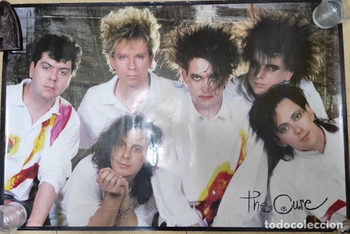 Photos de Chanteurs et Chanteuses: THE CURE - POSTER ORIGINAL EPOCA KISS ME KISS ME KISS ME - 89X60CM