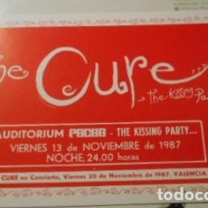 Fotos de Cantantes: THE CURE POSTAL POSTCARD ORIGINAL KISSING PARTY AUDITORIUM VALENCIA 1987 SPAIN NUEVA MINT. Lote 313693143