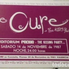 Fotos de Cantantes: THE CURE POSTAL POSTCARD ORIGINAL KISSING PARTY AUDITORIUM VALENCIA 1987 SPAIN NUEVA MINT. Lote 313693458