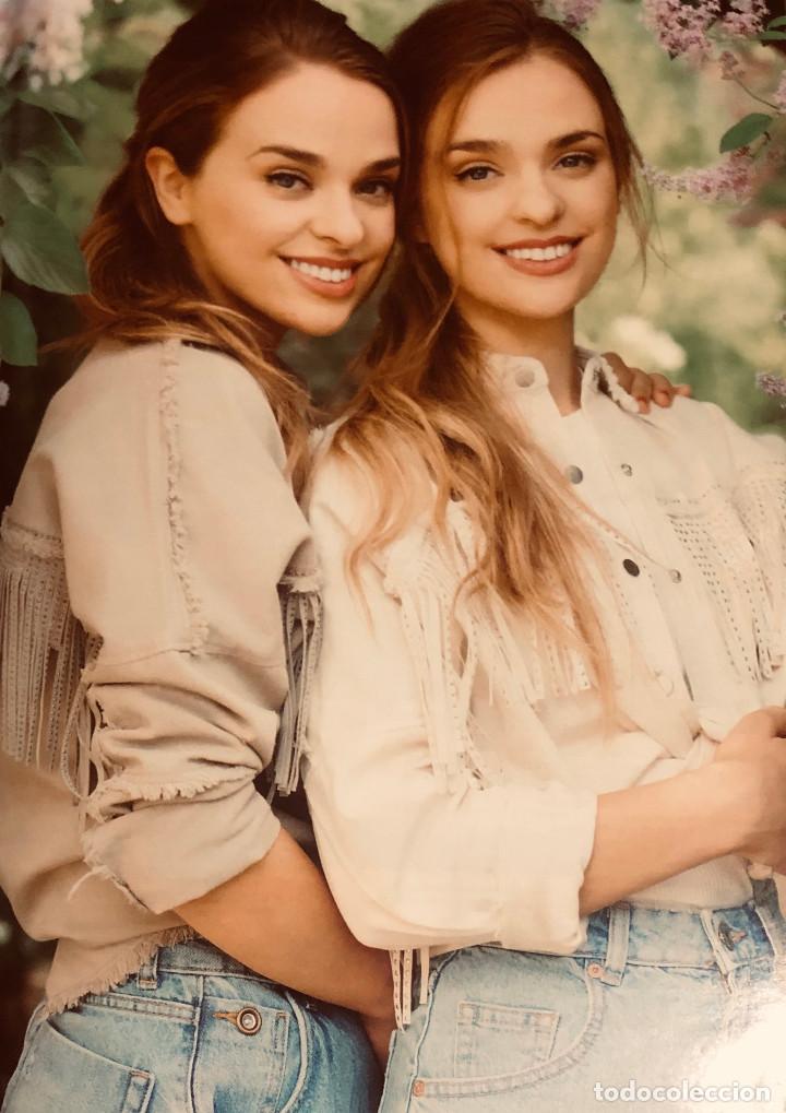 Fotos de Cantantes: Fotograf&iacute;a de las cantantes Twin Melody. P&aacute;gina de revista. Tama&ntilde;o folio, enmarcable. Nueva.